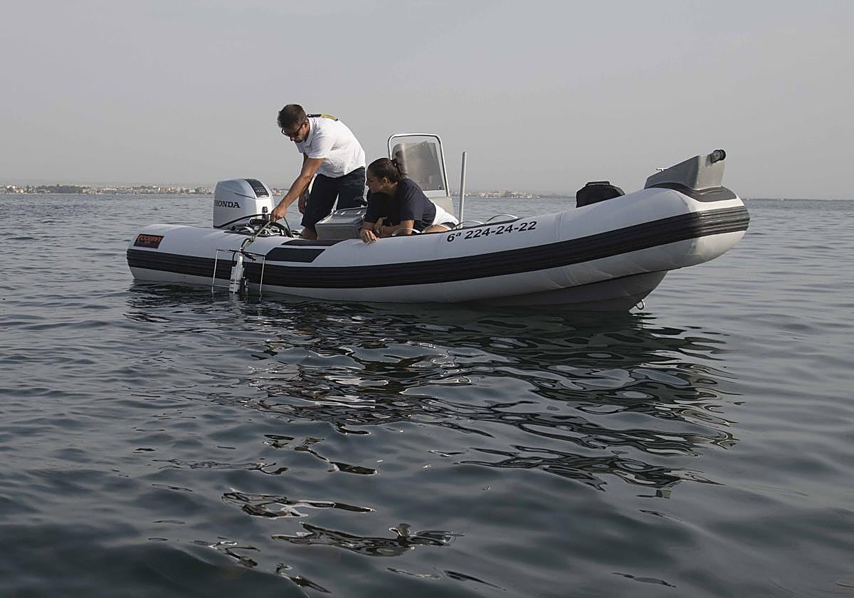 Sonda paramétrica. Mediciones, ayer, en la cubeta norte del Mar Menor.