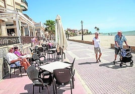 Visitantes extranjeros en el paseo marítimo de Los Alcázares.