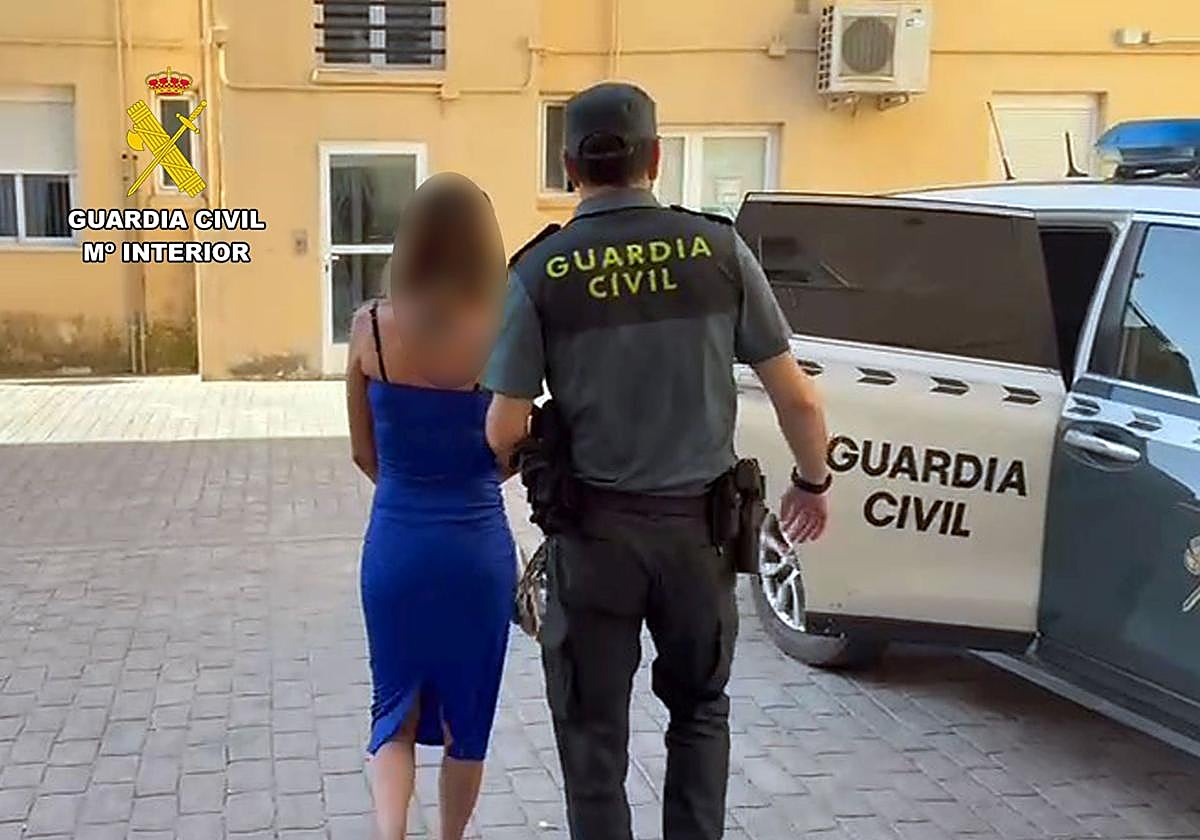 Uno de los agentes de la Guardia Civil arrestando a uno de los detenidos.