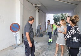 La concejala Rosa María Medina, en una visita a las tareas realizadas por usuarios de programas de empleo público local.