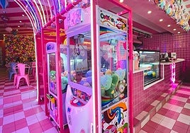 Camareras vestidas de sirvientas y gofres arcoíris: así es la nueva cafetería 'kawaii' de Murcia.