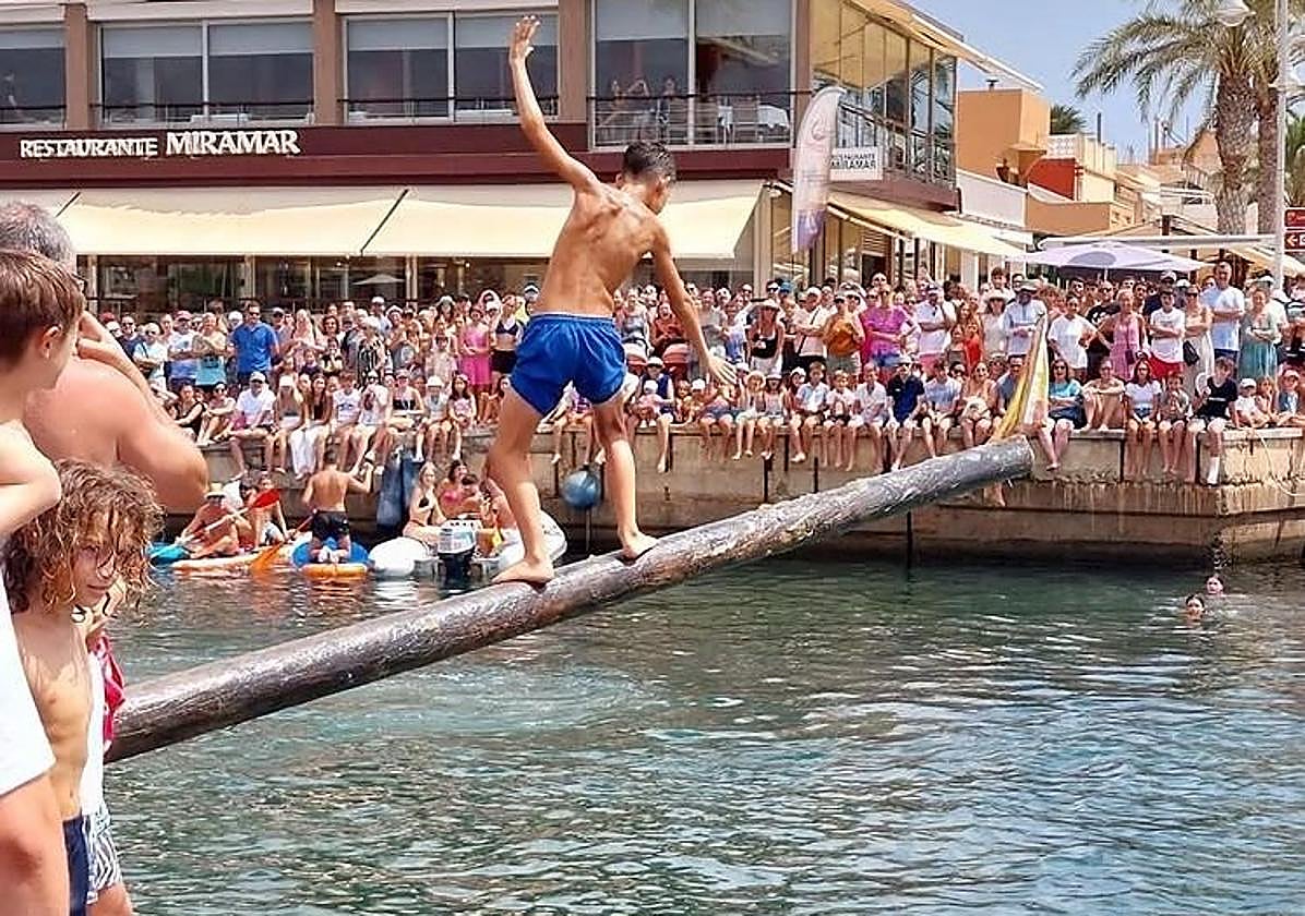Celebración de la cucaña, este pasado viernes.