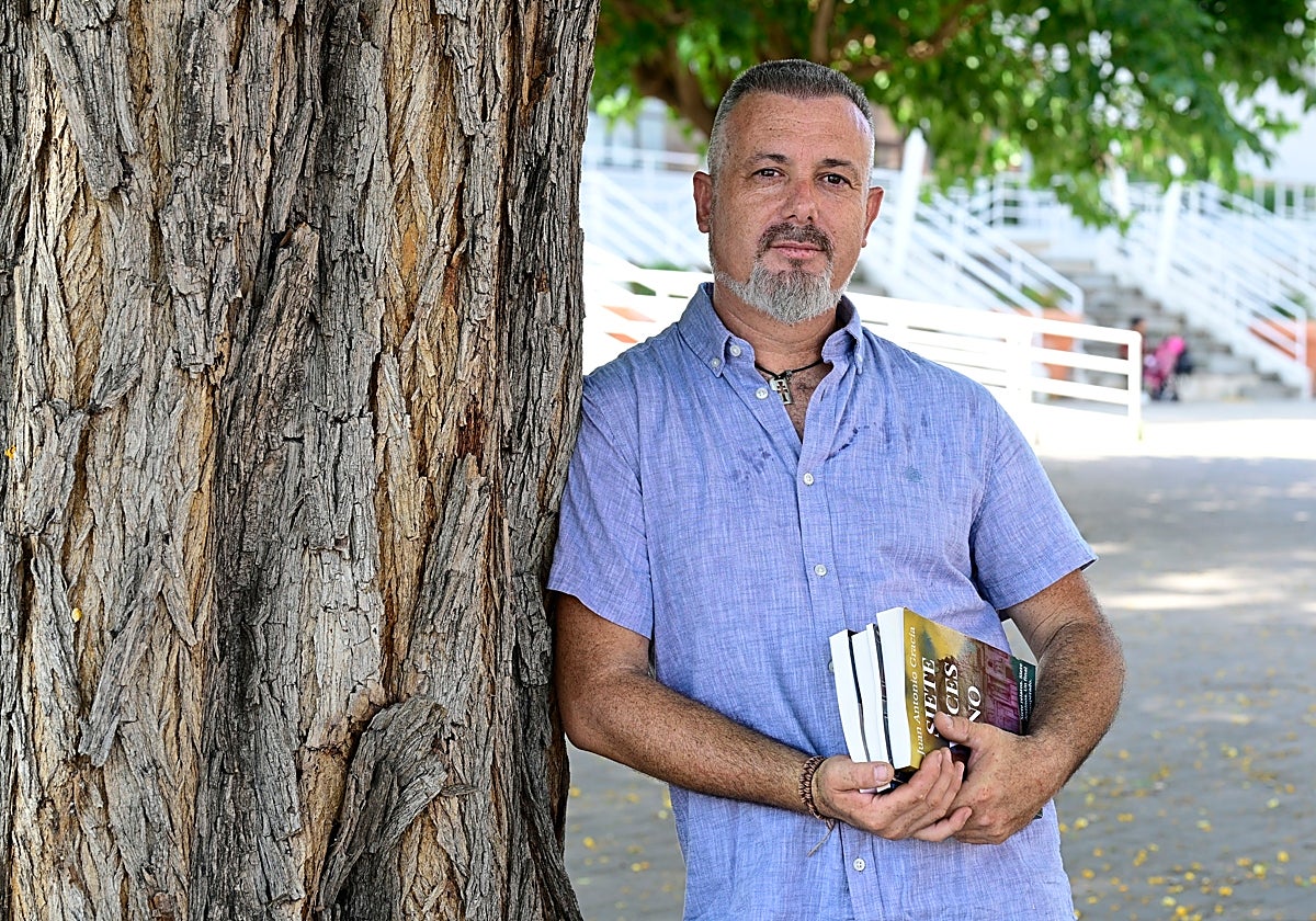 Juan Antonio Gracia, con algunos libros que ha publicado.