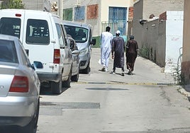 Tres vecinos de Jumilla de origen extranjero caminan por una calle del municipio.
