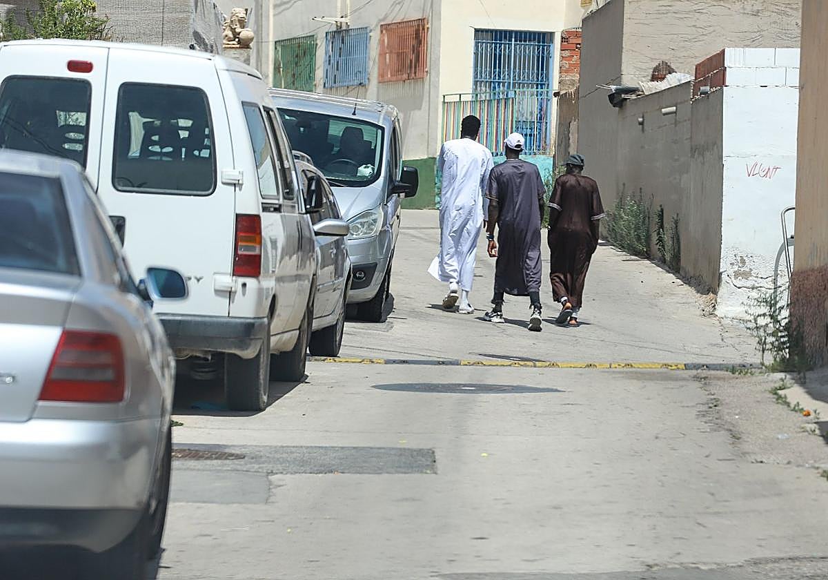 Tres vecinos de Jumilla de origen extranjero caminan por una calle del municipio.