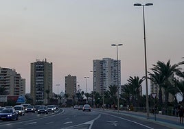 Entrada a La Manga sin alumbrado público.