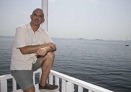 Antonio Javier Zapata, en la terraza del Restaurante San Antonio de Los Alcázares.