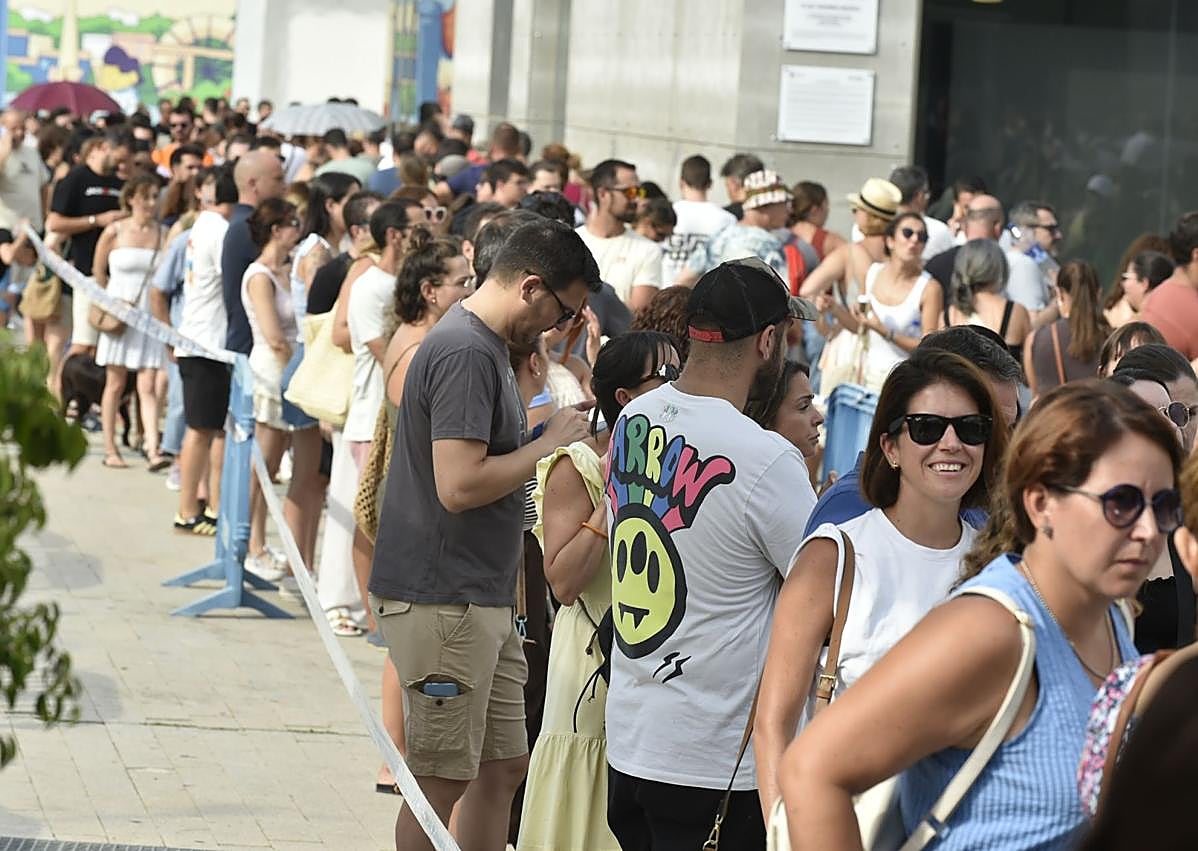 Imagen secundaria 1 - Largas colas en el Mudem de Molina para conseguir las últimas entradas para el B-Side