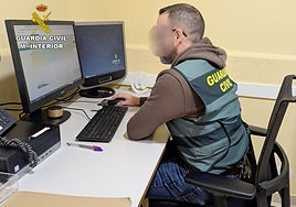 Agente de la Guardia Civil trabajando en la operación 'Nearfone'.