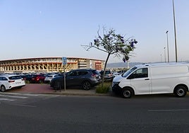 Coches subidos a la aceras durante un partido del Murcia.