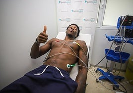 El pívot Devontae Cacok, último fichaje del UCAM Murcia, pasa las pruebas médicas, ayer, en el regreso al trabajo del equipo universitario.