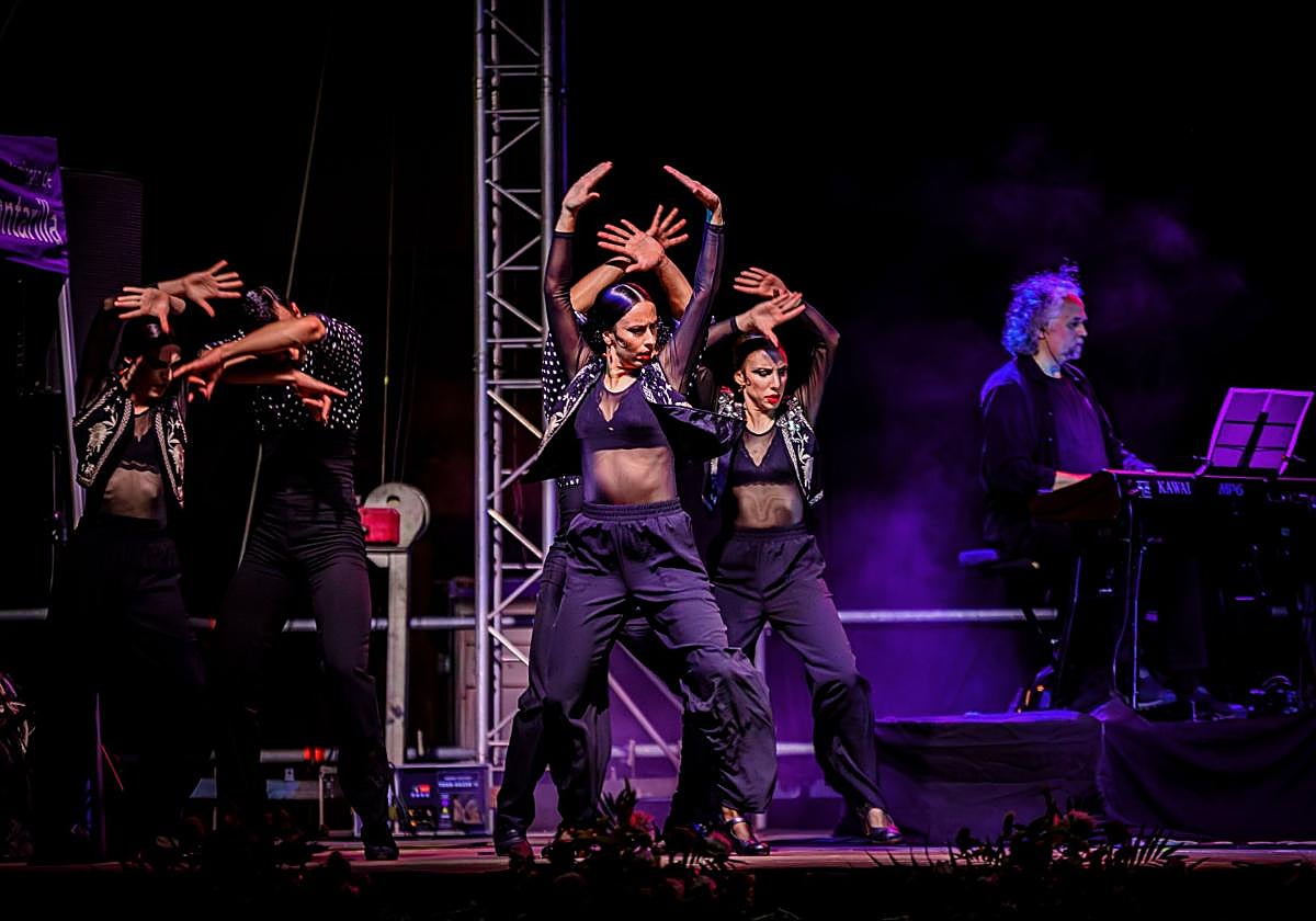 Bailaores del Ballet Español en una escena de 'Mosaiko Flamenco'.