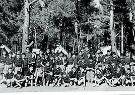 Muchachos frente a las tiendas de campaña de un un campamento de la Organización Juvenil Española (c. 1965).