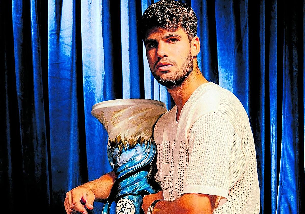 Carlos Alcaraz abraza el trofeo de Cincinnati, conquistado el pasado lunes ante Jannik Sinner.