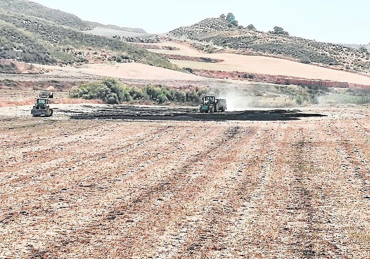 Tractores esparcen el jueves 14 los lodos delante de la cañada de Clavijo.