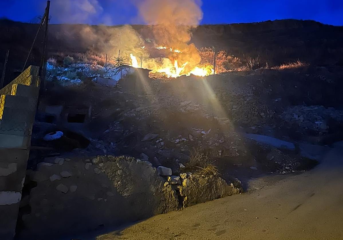 La vivienda en llamas.