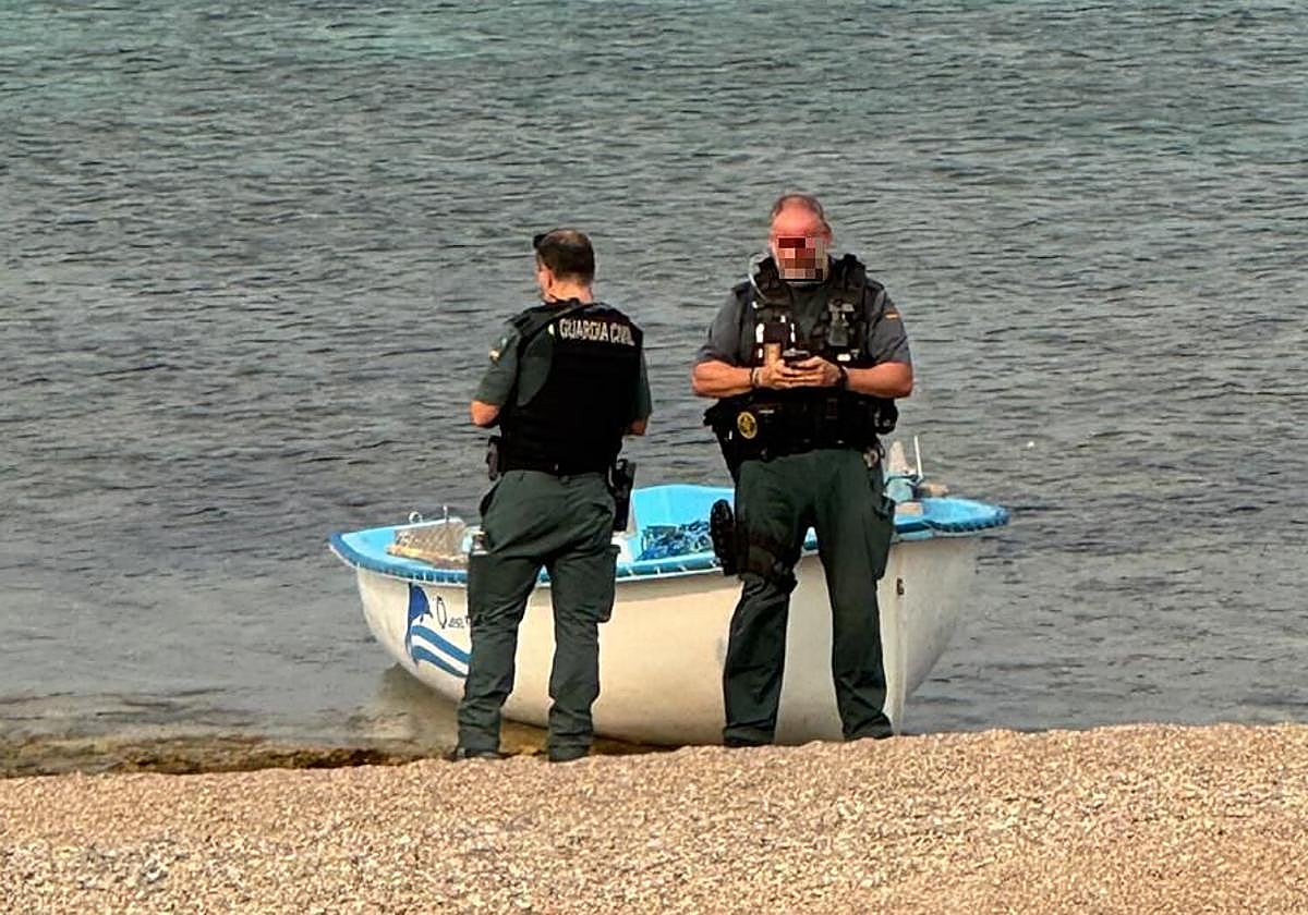 Agentes de la Guardia Civil junto a una patera, en el entorno de la playa de Las Amoladeras, en La Manga. La imagen fue captada días atrás.