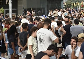 Colas de gente para comprar las entradas para el B-Side.