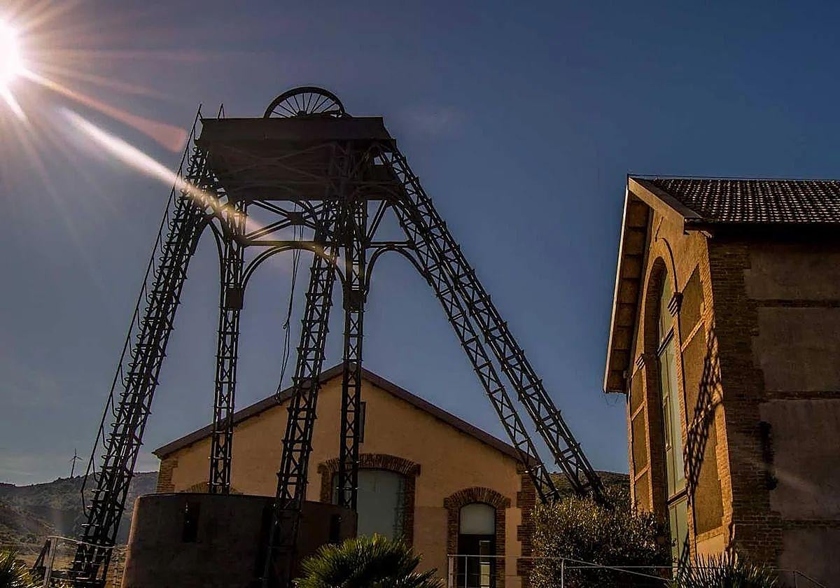 Exterior del centro de interpretación de la Mina de Las Matildes con su reconocible castillete.