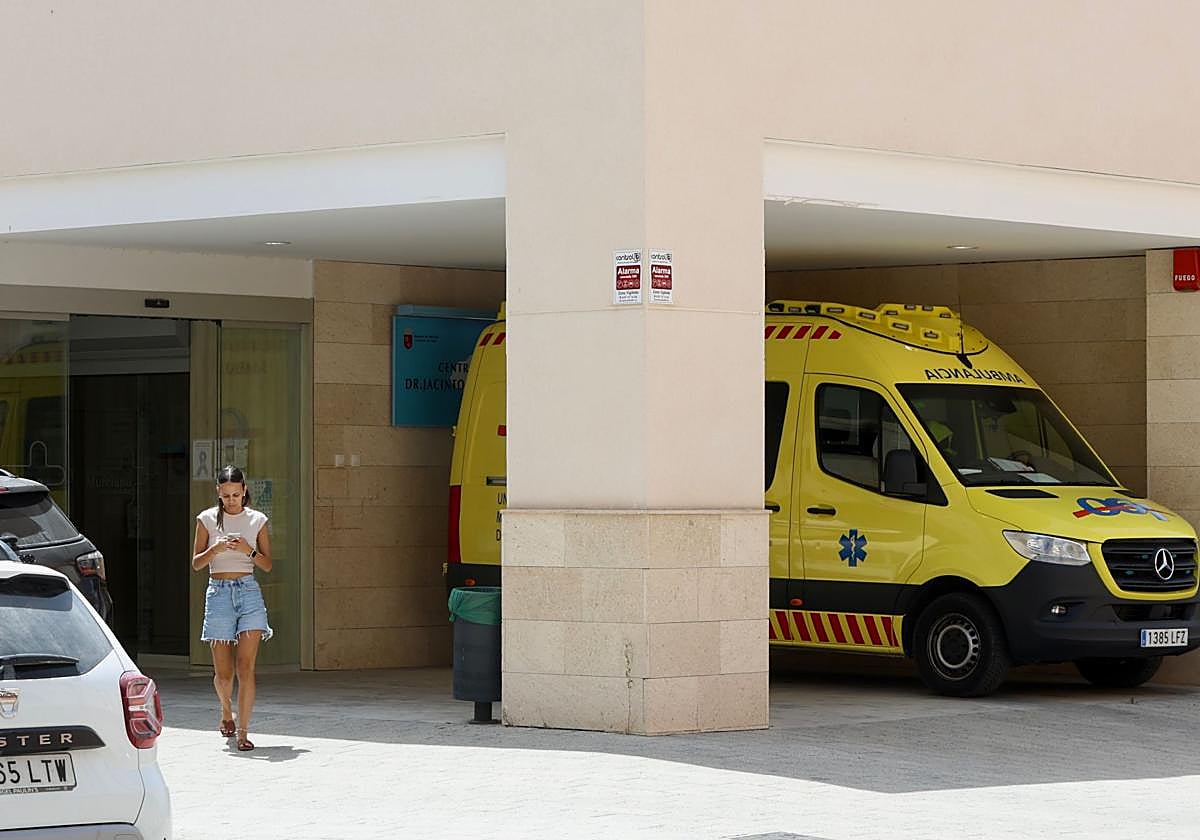 Puerta del centro de salud de Fortuna.