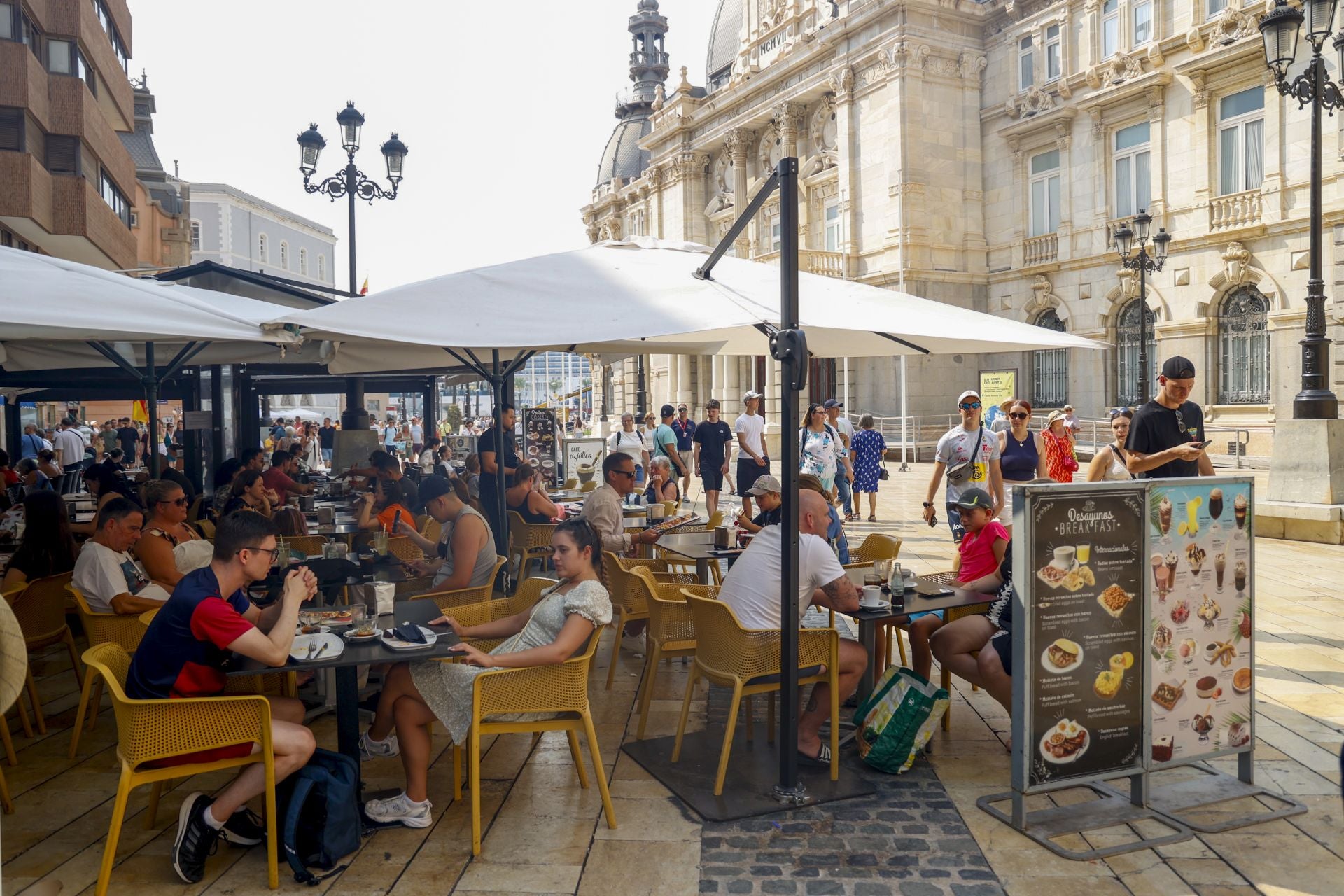 Dos cruceros llenan las calles de Cartagena con más de 7.000 turistas