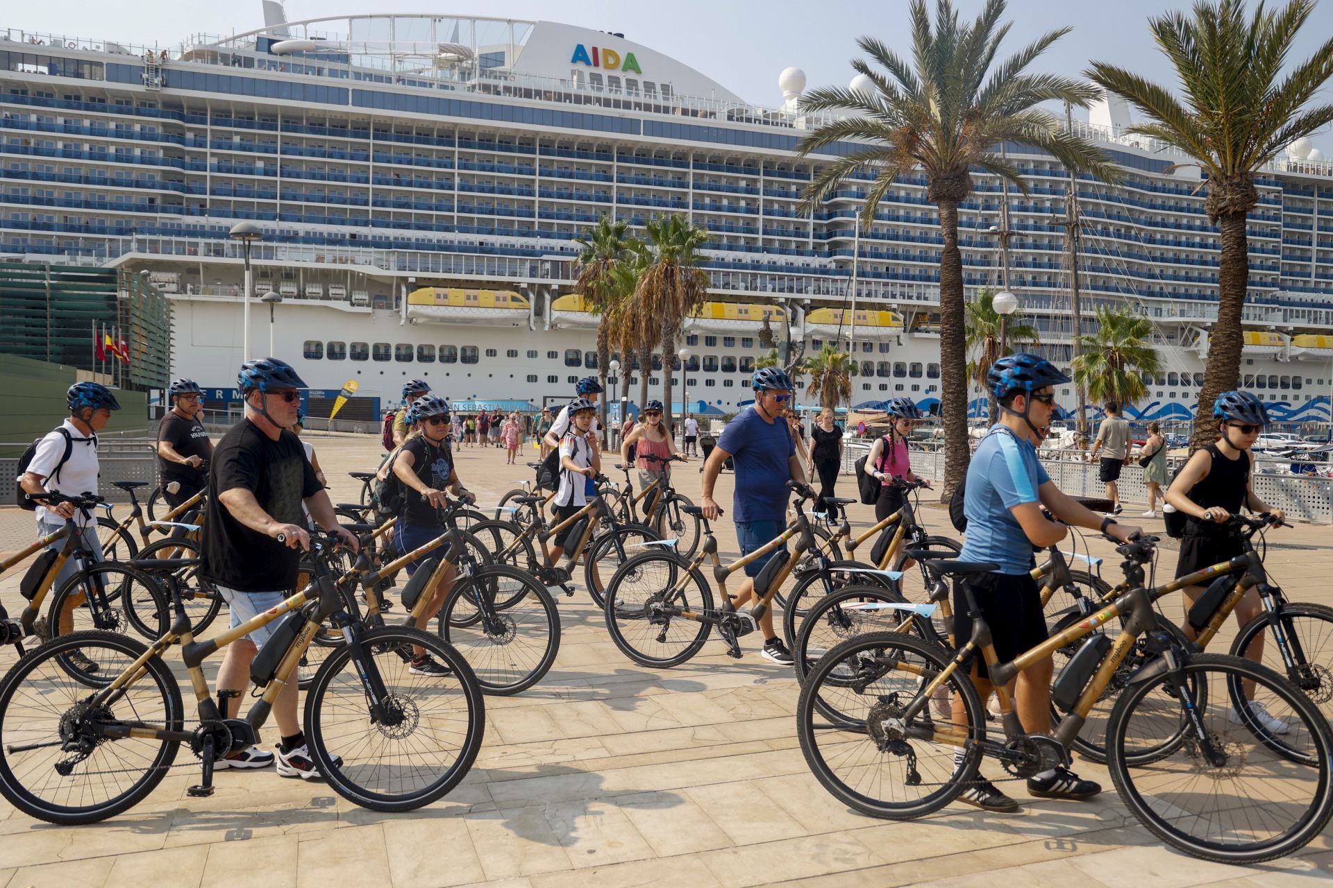 Dos cruceros llenan las calles de Cartagena con más de 7.000 turistas