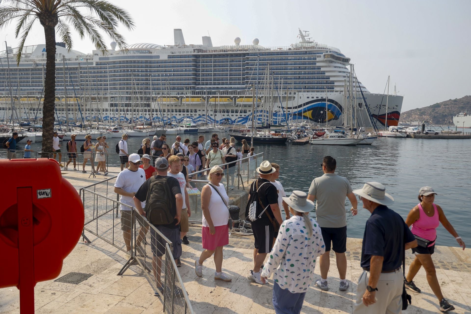Dos cruceros llenan las calles de Cartagena con más de 7.000 turistas