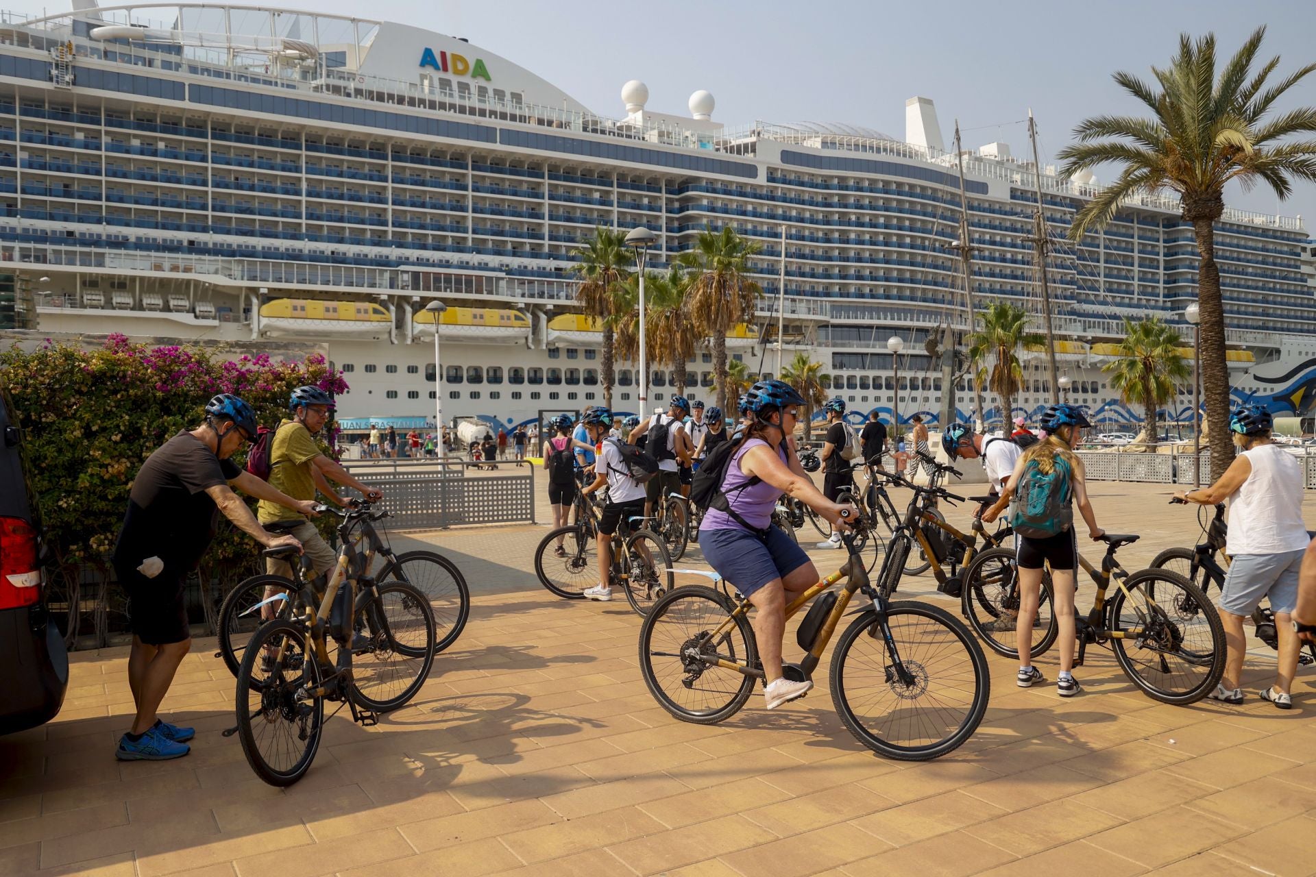 Dos cruceros llenan las calles de Cartagena con más de 7.000 turistas