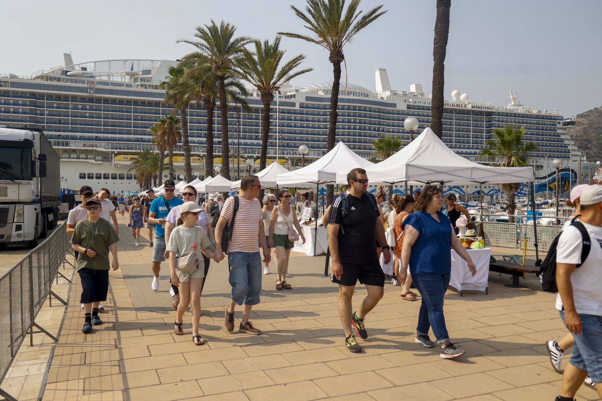 Dos cruceros llenan las calles de Cartagena con más de 7.000 turistas