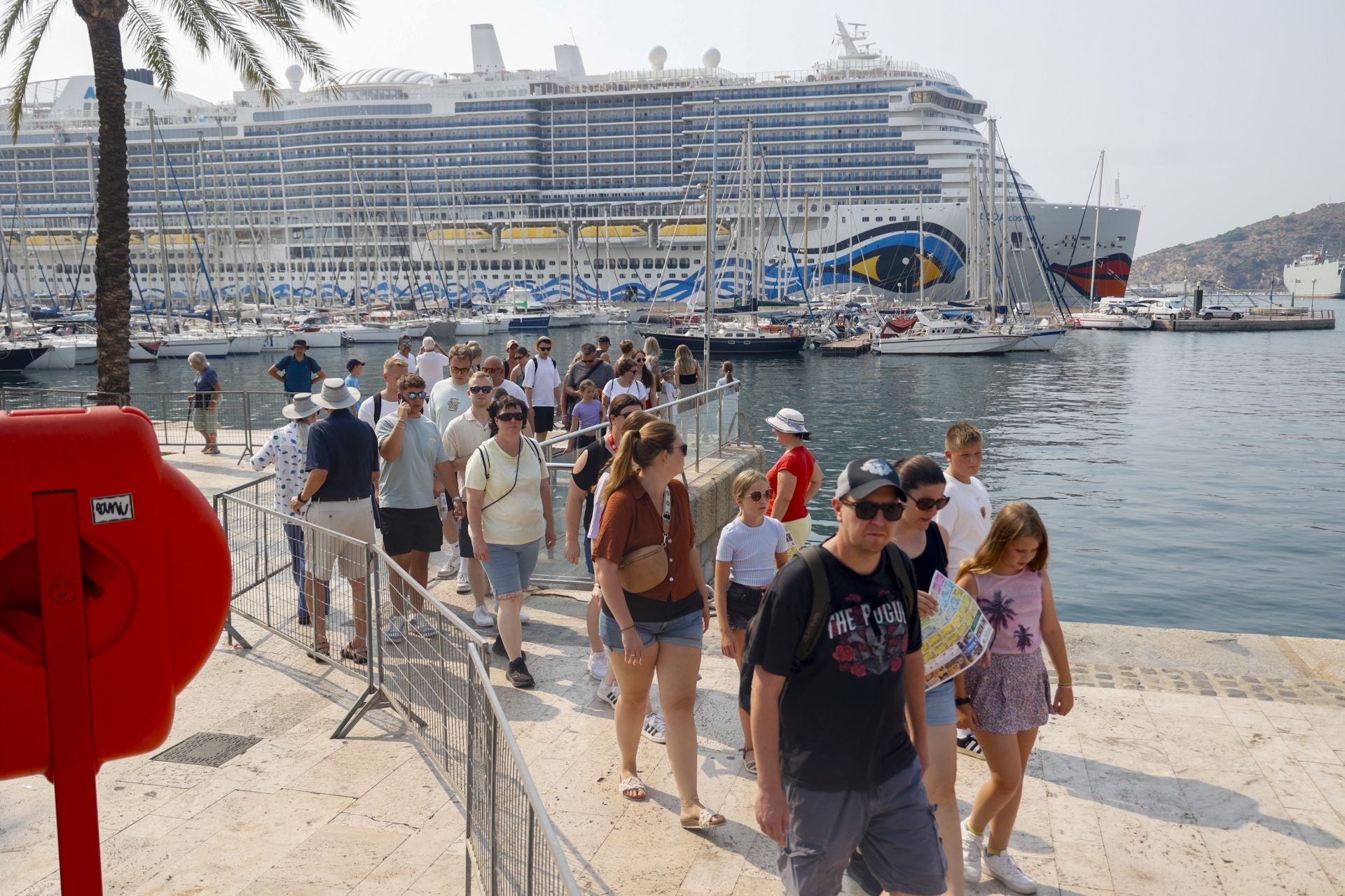 Dos cruceros llenan las calles de Cartagena con más de 7.000 turistas