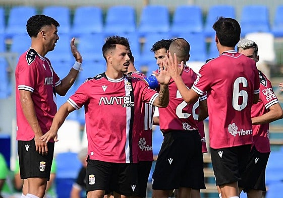 Los jugadores del Cartagena celebran unos de los goles que metieron en la victoria contra el Ilicitano.