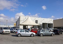 Fila de coches en una ITV de Murcia, en una foto de archivo.