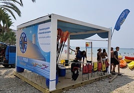 Clientes visitan la caseta de Mola Mola Kayak en la playa del Cuartel, en La Azohía.