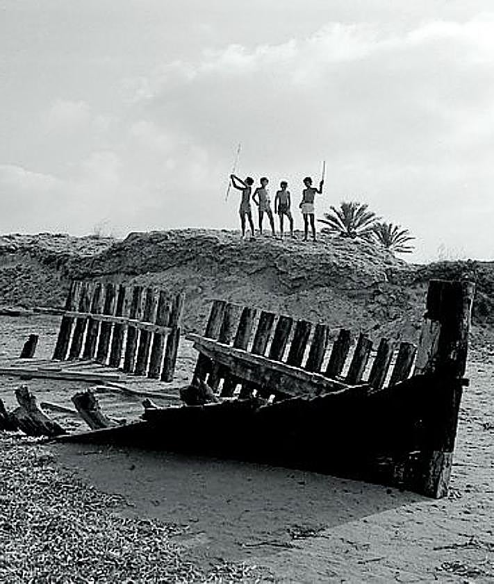 Imagen secundaria 2 - Arriba: Vista de un dirigible sobrevolando Cabo de Palos (1933). Abajo: Grupos de amigos junto a los restos de una embarcación en la playa de Lo Pagán (1972).