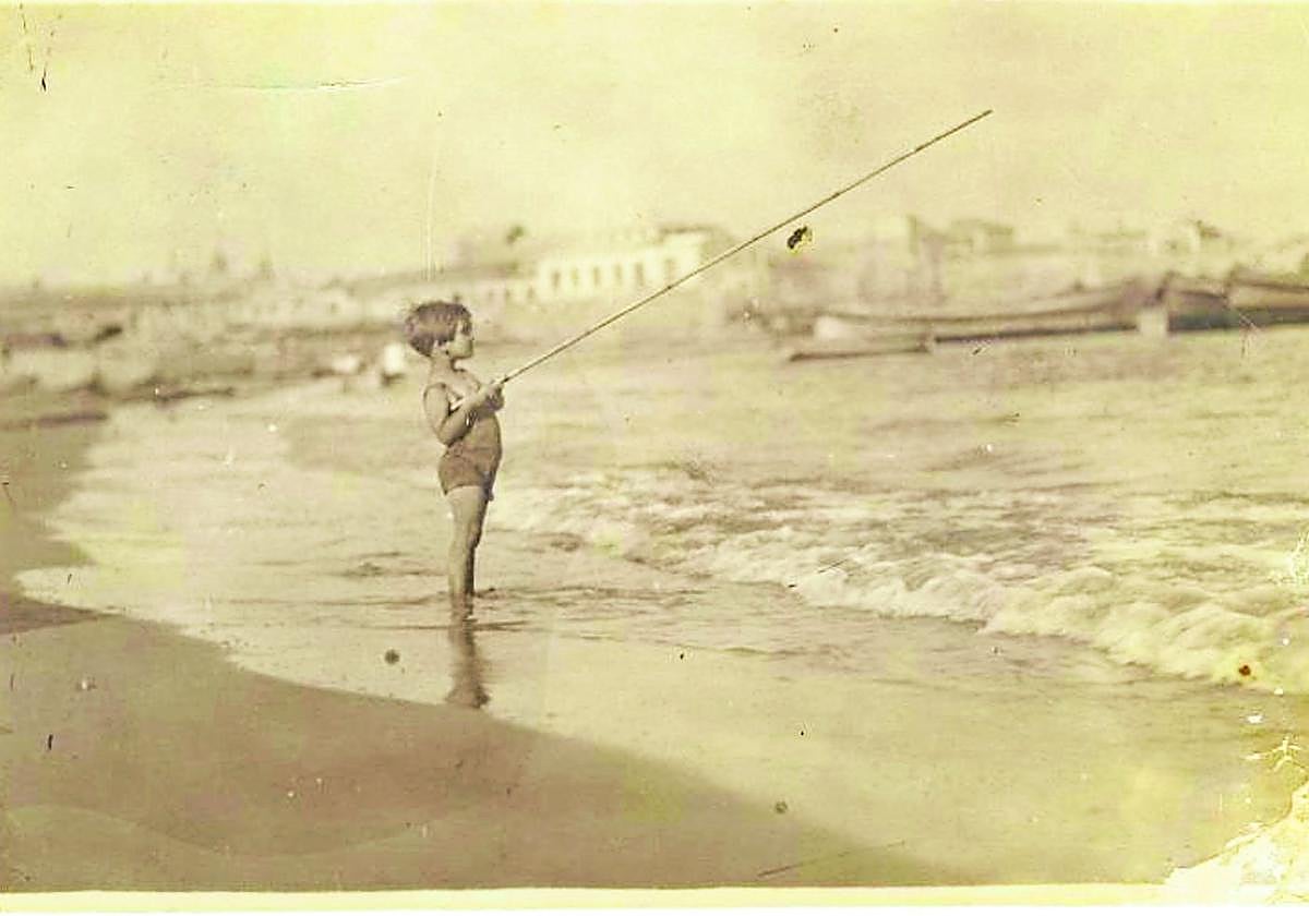 Retrato de una niña en la playa con caña de pescar (1926).