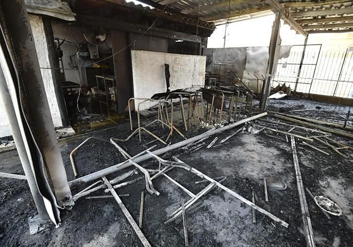 Interior calcinado de las instalaciones de la peña La Crilla.