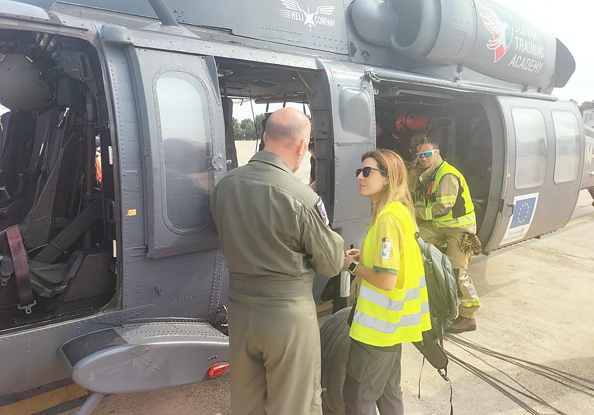 El Oficial de Enlace de Técnicos de Extinción de la Región de Murcia toma contacto con el equipo alemán en el Puesto de Mando Avanzado de Jarilla.