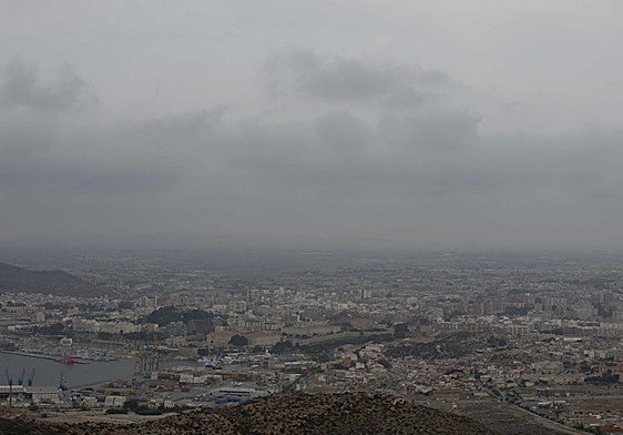 La masa de polvo sahariano sobre Cartagena, este martes.