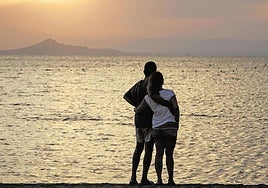 Una pareja, en una imagen de archivo, disfrutando de un atardecer en el Mar Menor.