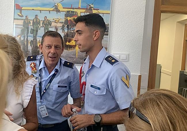 Yoel Cordón Arnedo (centro), alférez alumno de cuarto curso y compañero de la Princesa.