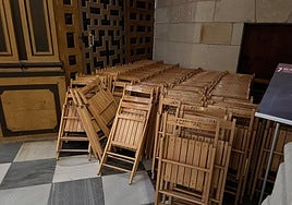 Sillas amontonadas en una de las zonas del interior de la Catedral.