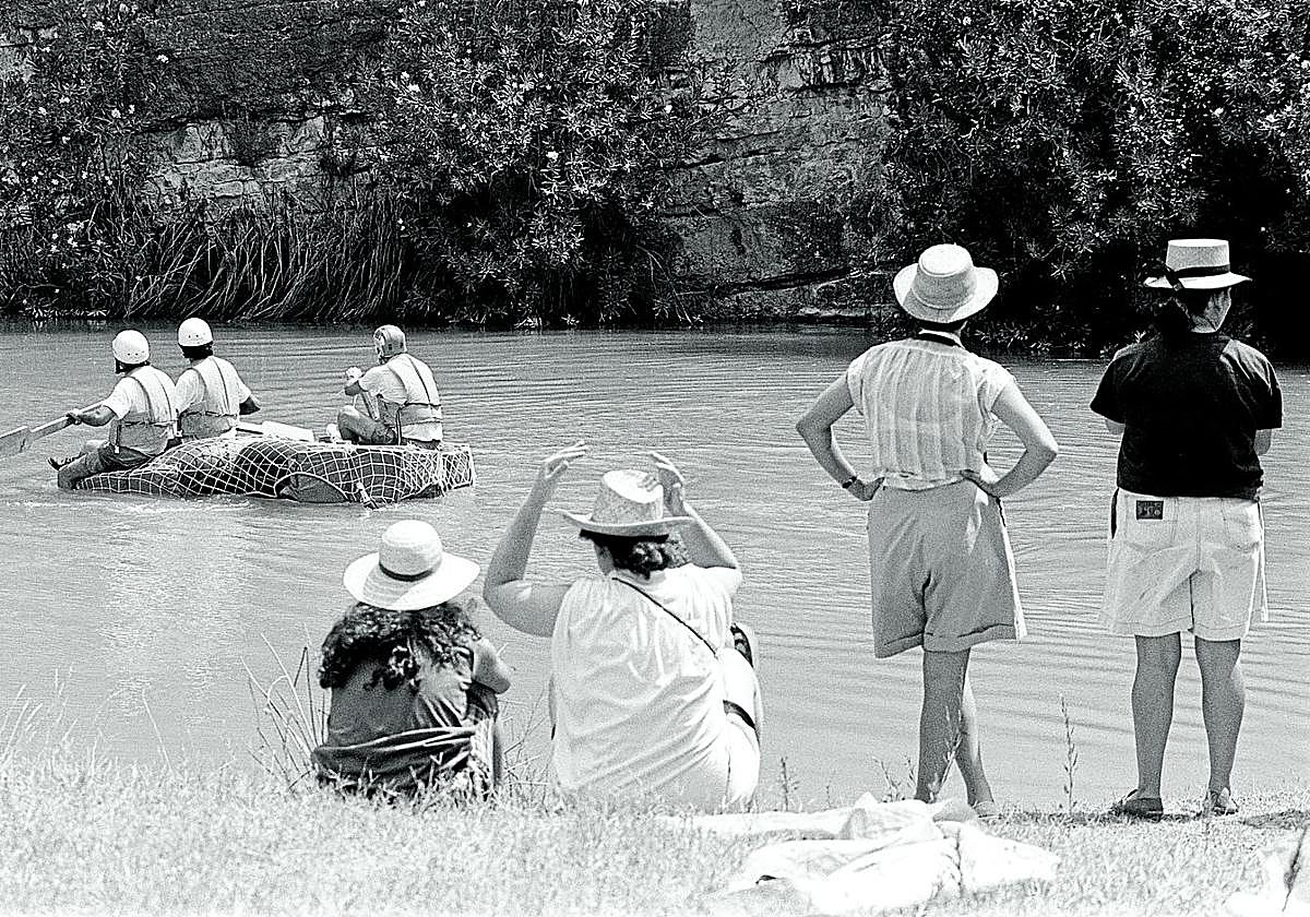 Los remansos del río, utilizados por los espectadores del descenso (c. 1995).