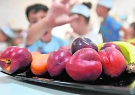 Reparto de fruta en un colegio.