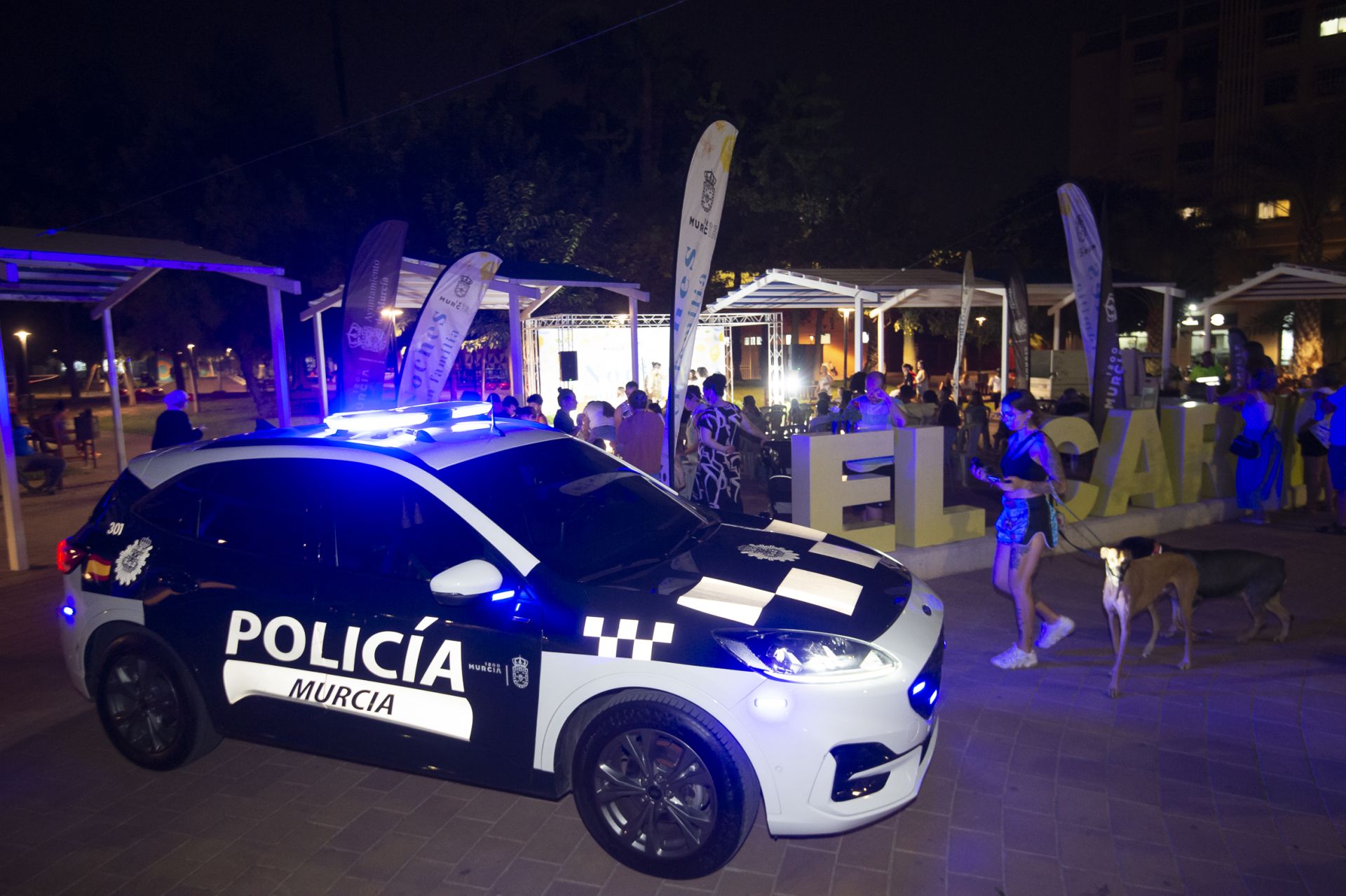 Así trabajan las patrullas nocturnas de la Policía Local de Murcia