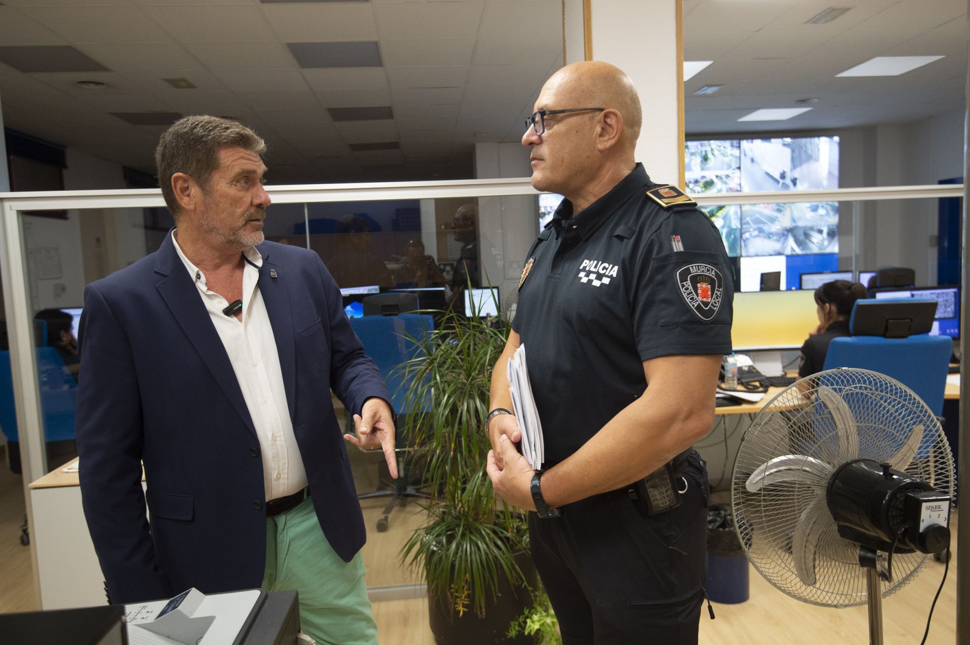 Así trabajan las patrullas nocturnas de la Policía Local de Murcia