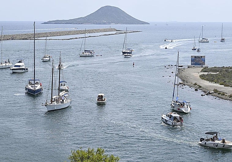 Numerosos barcos, este viernes, en las inmediaciones del puente del Estacio.