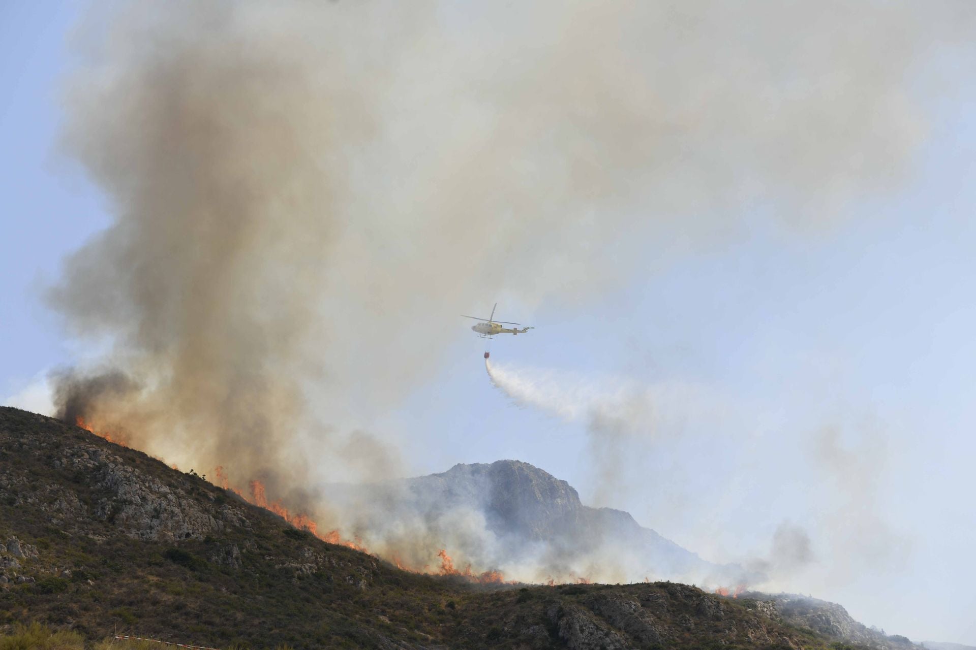 Las imágenes del incendio del Cedacero en Cartagena