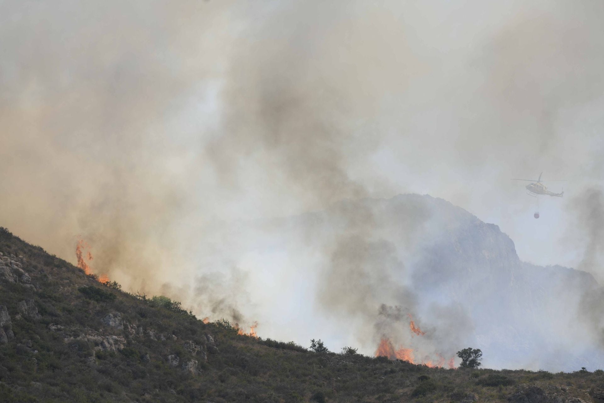 Las imágenes del incendio del Cedacero en Cartagena