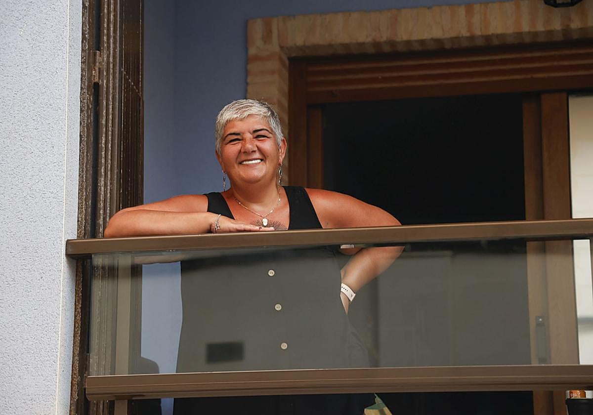 Carmen, una barcelonesa que se ha mudado a la Región de Murcia, en la entrada de la casa que se ha comprado en Lo Pagán, en San Pedro del Pinatar.