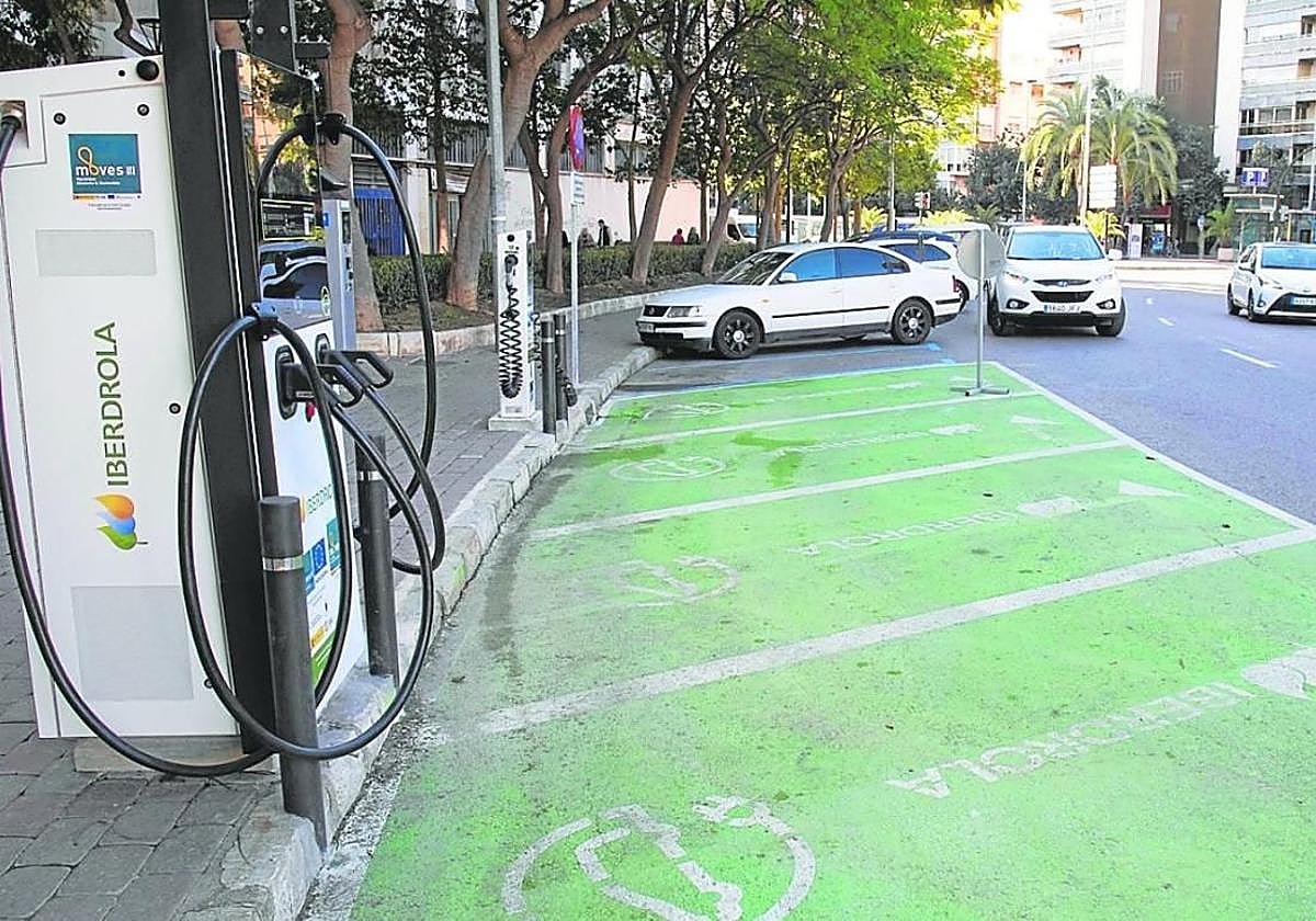 Punto de recarga para coches eléctricos de Iberdrola en la Plaza de España de Cartagena.